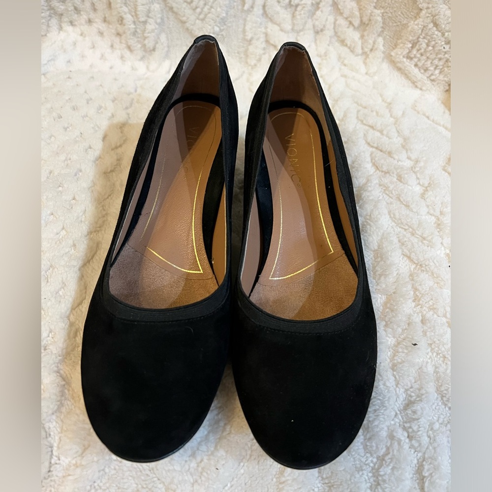 Vionic black and tortoise heel shoe